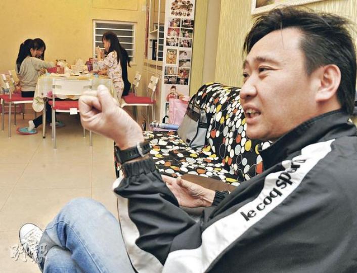 中產家庭蘇先生希望新任特首梁振英政府增加土地供應及住屋,以及放寬居屋的申請資格。(劉焌陶攝) (明報製圖) 中產家庭蘇先生希望新任特首梁振英政府增加土地供應及住屋,以及放寬居屋的申請資格。(劉焌陶攝) (明報製圖)