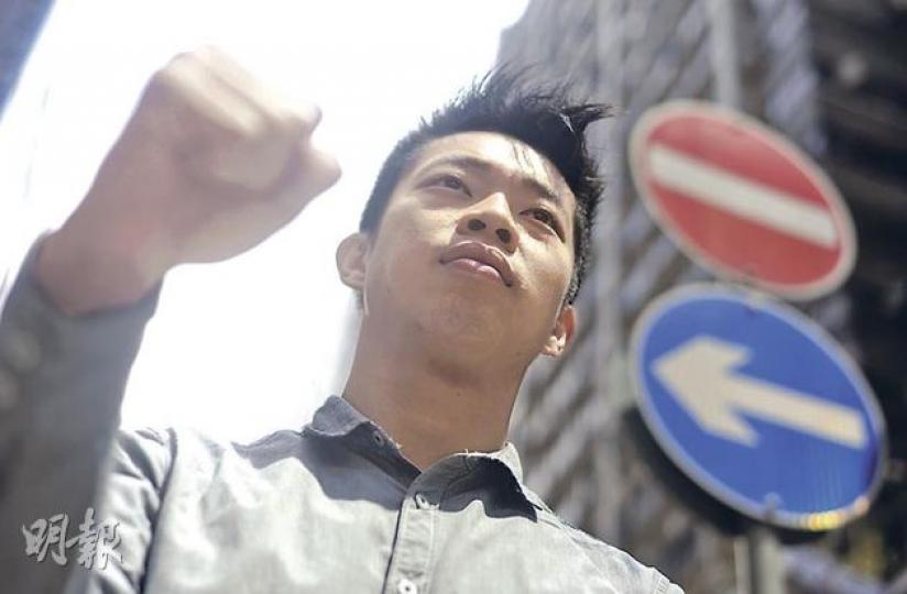 從事出版社編輯的80後劉思航擔心,梁振英上任後與「一哥」曾偉雄及葉劉淑儀組成執政強硬「鐵三角」,亦擔心梁上台後促使《基本法》23條立法,打擊言論自由。(余俊亮攝) 從事出版社編輯的80後劉思航擔心,梁振英上任後與「一哥」曾偉雄及葉劉淑儀組成執政強硬「鐵三角」,亦擔心梁上台後促使《基本法》23條立法,打擊言論自由。(余俊亮攝)