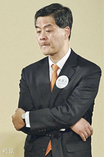 開票期間,梁振英心情緊張神色凝重,不時交叉雙手,凝望着一張又一張開出的選票。(何家達攝) 大會宣布梁振英當選第四屆行政長官後,梁振英向台下選委以及其身邊的落敗者唐英年鞠躬致意。(何家達攝) 梁振英於勝出後,在台上高舉右手,答謝支持。(林振東攝) 當選後,梁振英發表勝出宣言,終於展露笑容,並向支持者舉起大拇指。(何家達攝) 候任行政長官梁振英,由警方派出的要員保護組人員(俗稱G4,左)陪同下,踏上入主政府之路。(尹錦恩攝) 開票期間,梁振英心情緊張神色凝重,不時交叉雙手,凝望着一張又一張開出的選票。(何家達攝) 大會宣布梁振英當選第四屆行政長官後,梁振英向台下選委以及其身邊的落敗者唐英年鞠躬致意。(何家達攝) 梁振英於勝出後,在台上高舉右手,答謝支持。(林振東攝) 當選後,梁振英發表勝出宣言,終於展露笑容,並向支持者舉起大拇指。(何家達攝) 候任行政長官梁振英,由警方派出的要員保護組人員(俗稱G4,左)陪同下,踏上入主政府之路。(尹錦恩攝)