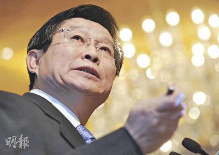 建行董事長王洪章相信,內地經濟發展未來定會處於上升勢頭,對建行的資產質素狀况持樂觀態度。(劉焌陶攝) (明報製圖) 建行董事長王洪章相信,內地經濟發展未來定會處於上升勢頭,對建行的資產質素狀况持樂觀態度。(劉焌陶攝) (明報製圖)
