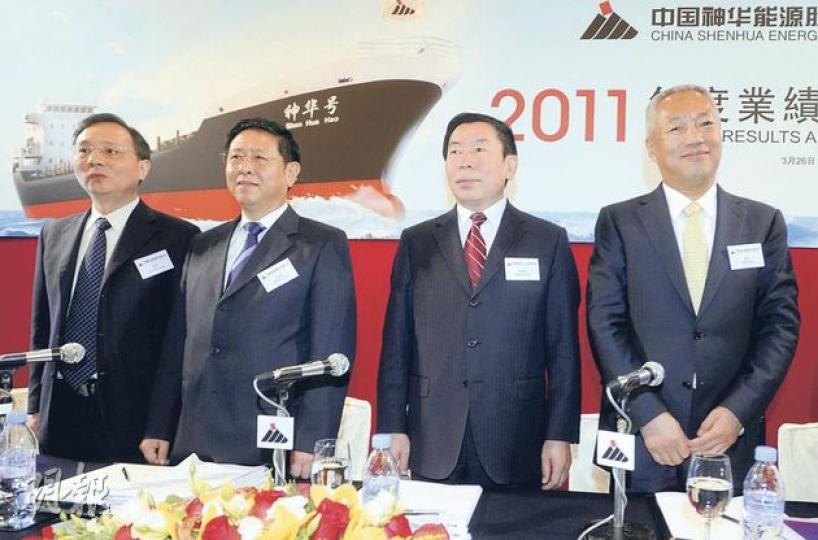 張喜武(右2)表示,集團在業績報告中指今年商品煤銷售量增長目標6%是保守數字,按首2個月的數字估計,全年銷量可有雙位數字增長。圖中分別為公司董事會秘書黃清(左1),副總裁王金力(左2)及執行董事長兼總裁凌文(右1)。(余俊亮攝) 張喜武(右2)表示,集團在業績報告中指今年商品煤銷售量增長目標6%是保守數字,按首2個月的數字估計,全年銷量可有雙位數字增長。圖中分別為公司董事會秘書黃清(左1),副總裁王金力(左2)及執行董事長兼總裁凌文(右1)。(余俊亮攝)