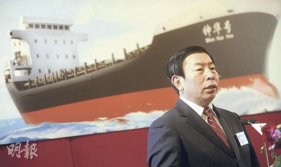 中國神華董事長張喜武身後嘅,就係公司入主重組航運業務以來,首隻以「神華」命名的新船,張董早前仲為此賦詩慶祝﹕「船行四海風浪平,順達五洲萬事安;貨如金山乘風啓,滿載希望破浪歸」。(余俊亮攝) 中國神華董事長張喜武身後嘅,就係公司入主重組航運業務以來,首隻以「神華」命名的新船,張董早前仲為此賦詩慶祝﹕「船行四海風浪平,順達五洲萬事安;貨如金山乘風啓,滿載希望破浪歸」。(余俊亮攝)
