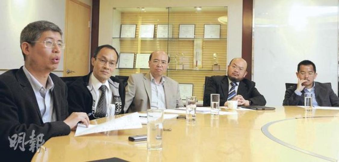 中大政治與行政學系副教授馬嶽(左起)、港大民意研究計劃總監鍾庭耀、中大新聞與傳播學院教授蘇鑰機、中大政治與行政學系高級導師蔡子強及城大公共及社會行政學系副教授葉健民,昨出席本報舉行的「新特首論壇」,探討特首選舉後的政治形勢和管治等問題,其中蔡子強憂慮中聯辦介入香港管治愈來愈深。(劉焌陶攝) 中大政治與行政學系副教授馬嶽(左起)、港大民意研究計劃總監鍾庭耀、中大新聞與傳播學院教授蘇鑰機、中大政治與行政學系高級導師蔡子強及城大公共及社會行政學系副教授葉健民,昨出席本報舉行的「新特首論壇」,探討特首選舉後的政治形勢和管治等問題,其中蔡子強憂慮中聯辦介入香港管治愈來愈深。(劉焌陶攝)