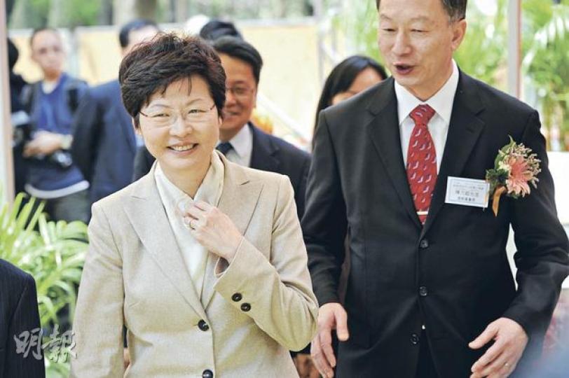 發展局長林鄭月娥(左)出席啟德河改善工程動工典禮後,並無走近採訪區,當記者離遠問及她會否出任下任政務司長,她即展露笑容,但不作回應。圖右為渠務署長陳志超。(尹錦恩攝) 另一盛傳會入閣的教育學院校長張炳良,昨表示不評論有關仕途問題。(袁柏恩攝) 發展局長林鄭月娥(左)出席啟德河改善工程動工典禮後,並無走近採訪區,當記者離遠問及她會否出任下任政務司長,她即展露笑容,但不作回應。圖右為渠務署長陳志超。(尹錦恩攝) 另一盛傳會入閣的教育學院校長張炳良,昨表示不評論有關仕途問題。(袁柏恩攝)