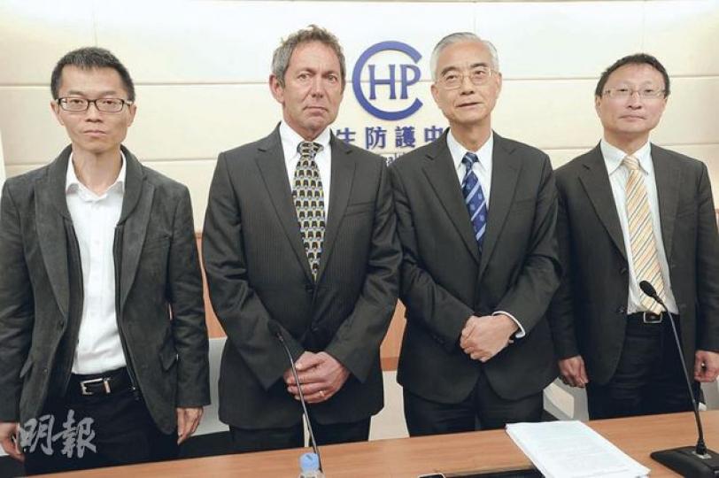 衛生署愛滋病與醫護人員專家組會公布,會展開追溯140名病人調查行動,左起專家組秘書黃加慶醫生、海世衛海外專家Professor Julian Gold、專家組主席林大慶教授、衛生防護中心總監曾浩輝醫生。(尹錦恩攝) 衛生署愛滋病與醫護人員專家組會公布,會展開追溯140名病人調查行動,左起專家組秘書黃加慶醫生、海世衛海外專家Professor Julian Gold、專家組主席林大慶教授、衛生防護中心總監曾浩輝醫生。(尹錦恩攝)