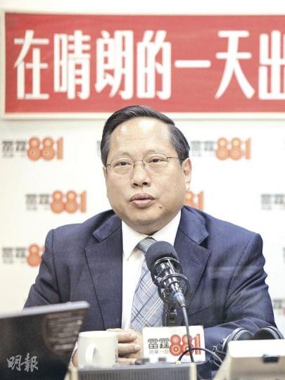 民主黨主席何俊仁昨接受商台《在晴朗的一天出發》訪問時說,期望泛民主派4月底與梁振英舉行一次較嚴肅的工作會議,商討具體問題。(林振東攝) 候任特首梁振英昨接受港台《千禧年代》訪問,說2017年特首普選門檻愈低,參加的人數會愈多,或拉低勝出者得到的票數百分比,要考慮勝者票數不過半的問題。(林振東攝) 民主黨主席何俊仁昨接受商台《在晴朗的一天出發》訪問時說,期望泛民主派4月底與梁振英舉行一次較嚴肅的工作會議,商討具體問題。(林振東攝) 候任特首梁振英昨接受港台《千禧年代》訪問,說2017年特首普選門檻愈低,參加的人數會愈多,或拉低勝出者得到的票數百分比,要考慮勝者票數不過半的問題。(林振東攝)