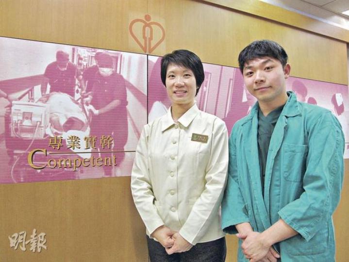 雖然醫管局護士工作量大、壓力高,但伊利沙伯醫院手術室護士林嘉良(右)及瑪嘉烈醫院社康護士陳慧賢仍選擇回流公院,為市民服務。(余卓善攝) 雖然醫管局護士工作量大、壓力高,但伊利沙伯醫院手術室護士林嘉良(右)及瑪嘉烈醫院社康護士陳慧賢仍選擇回流公院,為市民服務。(余卓善攝)