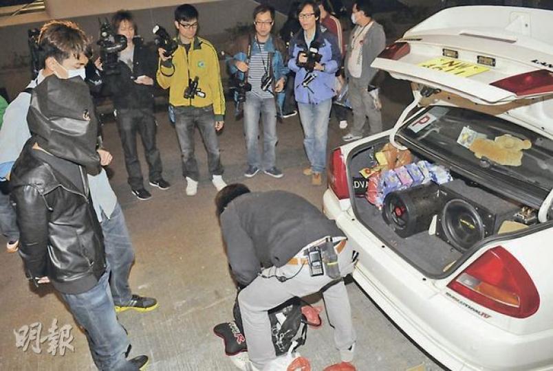 探員將涉參與多項不法勾當的疑犯押到其座駕搜查,再在車上檢獲小量毒品、一批刑毁工具及追數大字報。(蔡方山攝) 探員亦在涉販毒男子單位中搜出吸毒工具(紅框示)。(蔡方山攝) 探員將涉參與多項不法勾當的疑犯押到其座駕搜查,再在車上檢獲小量毒品、一批刑毁工具及追數大字報。(蔡方山攝) 探員亦在涉販毒男子單位中搜出吸毒工具(紅框示)。(蔡方山攝)