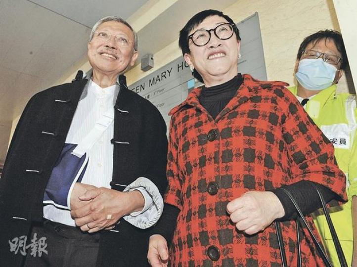 教育局長孫明揚(左)周日(25日)不慎在家跌傷右臂骨裂,在瑪麗醫院留醫兩日後昨午出院,由太太(右二)陪同返寓所休息,於周四(29日)復工。 (劉焌陶攝) 教育局長孫明揚(左)周日(25日)不慎在家跌傷右臂骨裂,在瑪麗醫院留醫兩日後昨午出院,由太太(右二)陪同返寓所休息,於周四(29日)復工。 (劉焌陶攝)