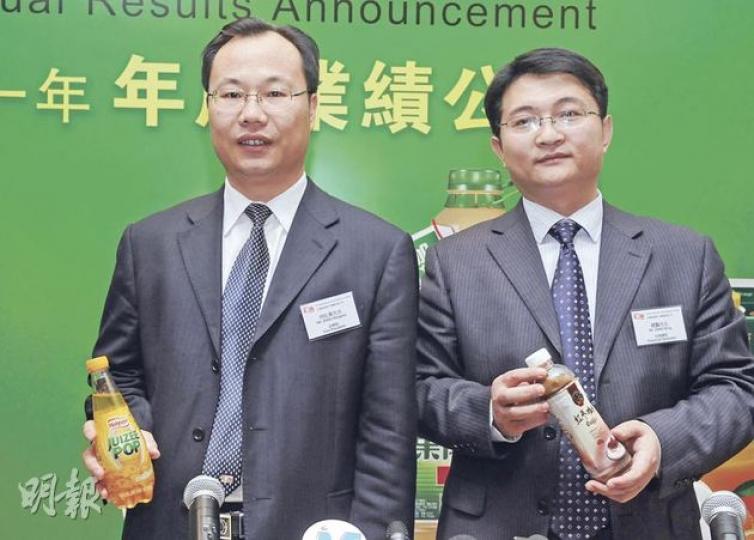 匯源果汁副總裁周紅衛(左)昨天表示,今年毛利率有望止跌回升,公司會爭取將毛利率提升到30%以上。 圖右為財務總監趙鵬。(陳淑安攝) 匯源果汁副總裁周紅衛(左)昨天表示,今年毛利率有望止跌回升,公司會爭取將毛利率提升到30%以上。 圖右為財務總監趙鵬。(陳淑安攝)