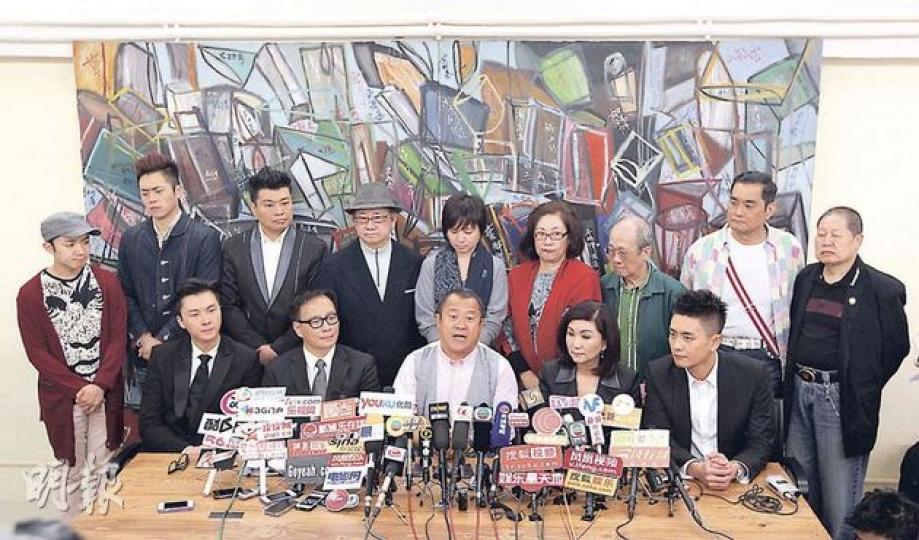 被偷拍的藝人王浩信(前排左一)和黃宗澤(前排右一)昨在演藝人協會會長曾志偉(前排中)和多名藝人陪同下見記者。他們期望事件有助釐清公眾知情權及藝人私隱保護,兩人目前未決定會否向雜誌社民事索償。(李澤彤攝) 被偷拍的藝人王浩信(前排左一)和黃宗澤(前排右一)昨在演藝人協會會長曾志偉(前排中)和多名藝人陪同下見記者。他們期望事件有助釐清公眾知情權及藝人私隱保護,兩人目前未決定會否向雜誌社民事索償。(李澤彤攝)
