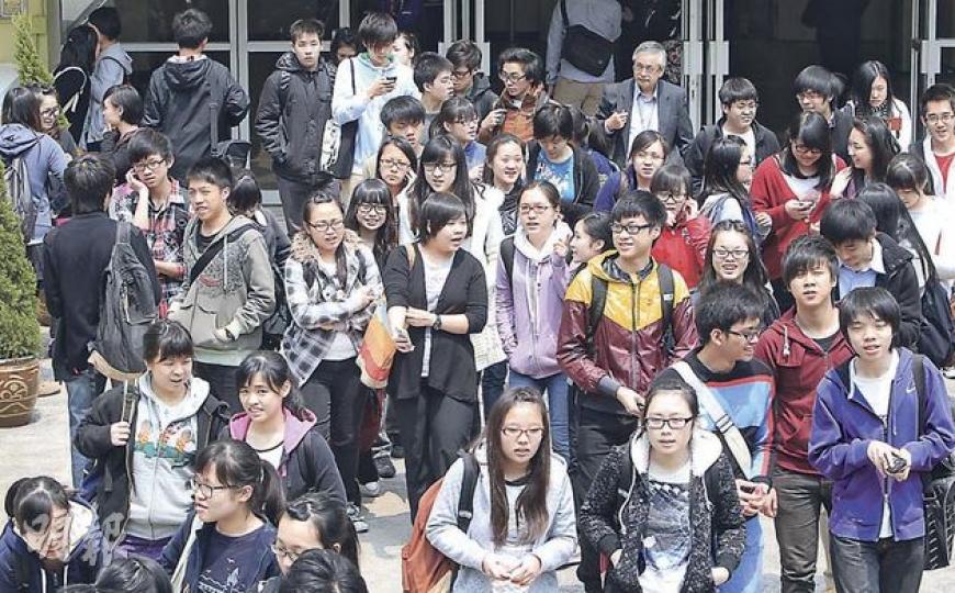 第一屆中學文憑試昨日開鑼,首科考試為7.2萬人應考的中文科,資深中文科教師指試卷融入不少文化、文學元素,欠相關基礎的考生表現可能受影響。圖為昨午考生離開北角閩僑中學試場的情况。(林振東攝) 唐同學前晚因太緊張而失眠,為怕不熟道路,昨早特意提早個多小時抵達試場。(林振東攝) 考生嚴同學表示,昨日中文卷兩份試卷較練習卷艱深,對中文科成績信心下降。(林振東攝) 第一屆中學文憑試昨日開鑼,首科考試為7.2萬人應考的中文科,資深中文科教師指試卷融入不少文化、文學元素,欠相關基礎的考生表現可能受影響。圖為昨午考生離開北角閩僑中學試場的情况。(林振東攝) 唐同學前晚因太緊張而失眠,為怕不熟道路,昨早特意提早個多小時抵達試場。(林振東攝) 考生嚴同學表示,昨日中文卷兩份試卷較練習卷艱深,對中文科成績信心下降。(林振東攝)