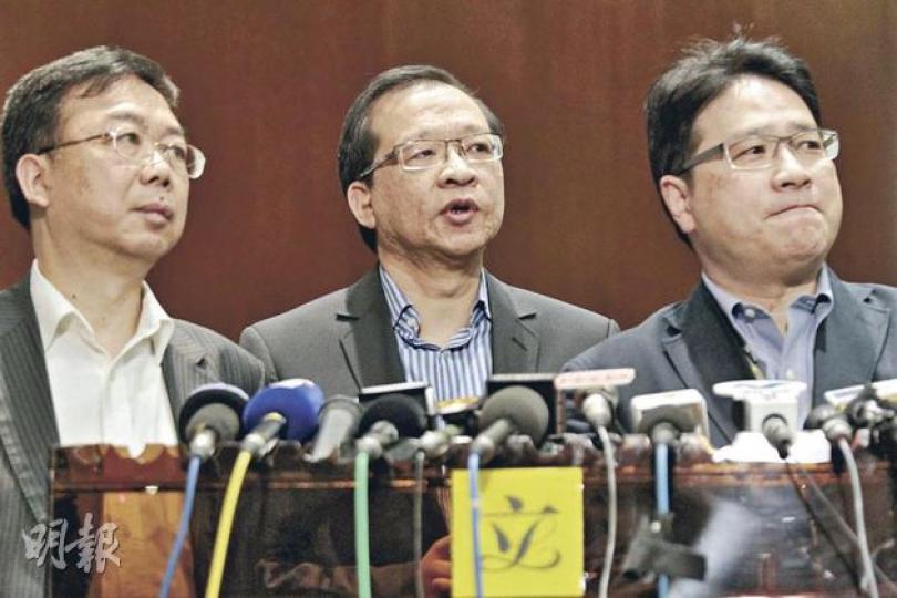 立法會議員甘乃威(左)解僱女助理風波,立法會調查委員會昨發表報告稱沒有足夠證據顯示甘乃威因求愛不遂辭退女助理,料甘乃威可避過譴責。(郭慶輝攝) 立法會議員甘乃威(左)解僱女助理風波,立法會調查委員會昨發表報告稱沒有足夠證據顯示甘乃威因求愛不遂辭退女助理,料甘乃威可避過譴責。(郭慶輝攝)