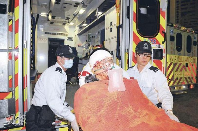 事主遭3名蒙面男子斬至倒地不起,頭腳腹背身中多刀,送院時清醒,現時情况嚴重。(蔡方山攝) 事發時報檔男職員(右一)正與友人(右二)在檔內聊天,事後驚魂未定,表示當時是「人生中最驚的15秒」,要請假數天休息定驚。(蔡方山攝) 事主遭3名蒙面男子斬至倒地不起,頭腳腹背身中多刀,送院時清醒,現時情况嚴重。(蔡方山攝) 事發時報檔男職員(右一)正與友人(右二)在檔內聊天,事後驚魂未定,表示當時是「人生中最驚的15秒」,要請假數天休息定驚。(蔡方山攝)