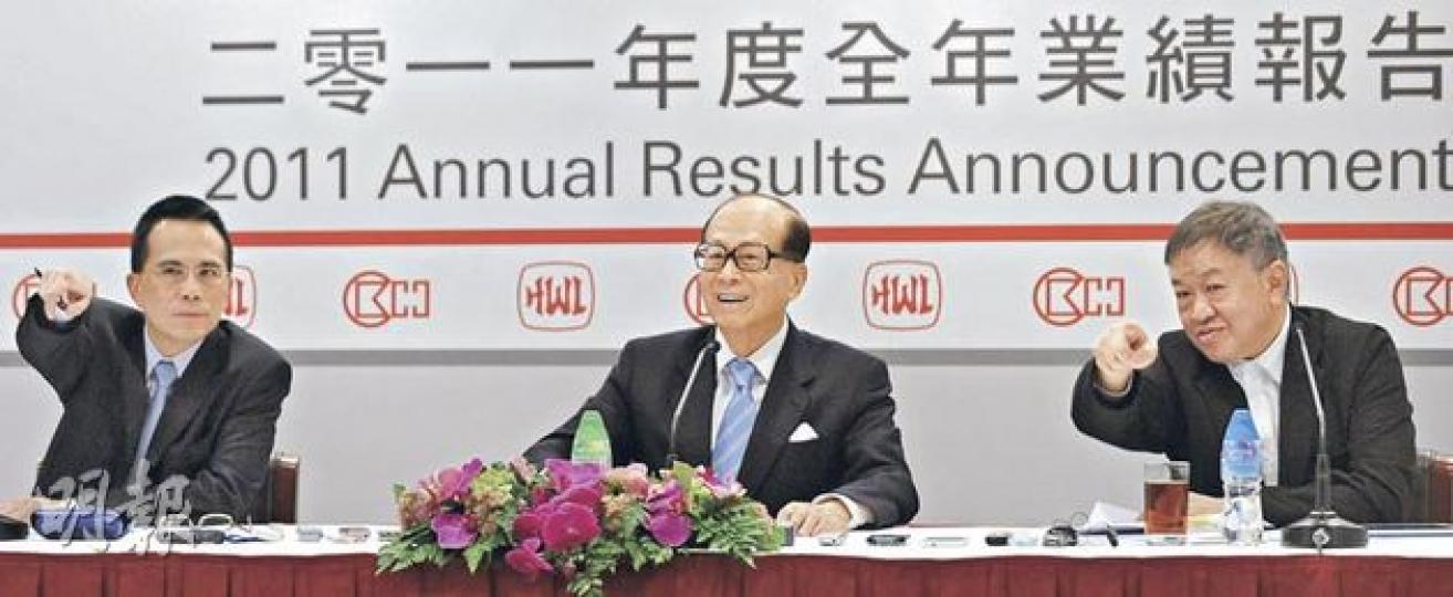 長和系主席李嘉誠(中)直指,香港地少人多,政府難覓新土地,加上建築成本升,估計樓價大跌的機會不大。(劉焌陶攝) 長和系主席李嘉誠(中)直指,香港地少人多,政府難覓新土地,加上建築成本升,估計樓價大跌的機會不大。(劉焌陶攝)