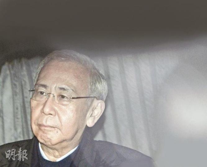前政務司長許仕仁昨日被廉署拘捕,成為歷來被廉署拘捕的最高級政府官員。他昨日一整天在北角廉署總部被調查人員盤問,至深夜11時44分坐車離開廉署時,一臉倦容。(何家達攝) 新地聯席主席及董事總經理郭炳江(右)昨晨被廉署拘捕,乘坐自己的寶馬四驅車進入廉署北角總部接受調查時神態繃緊。(李紹昌攝) 新鴻基地產聯席主席及董事總經理郭炳聯昨晨被廉署人員拘捕,郭炳聯被押送廉署北角總部時,眉頭深鎖。(李紹昌攝) 前政務司長許仕仁昨日被廉署拘捕,成為歷來被廉署拘捕的最高級政府官員。他昨日一整天在北角廉署總部被調查人員盤問,至深夜11時44分坐車離開廉署時,一臉倦容。(何家達攝) 新地聯席主席及董事總經理郭炳江(右)昨晨被廉署拘捕,乘坐自己的寶馬四驅車進入廉署北角總部接受調查時神態繃緊。(李紹昌攝) 新鴻基地產聯席主席及董事總經理郭炳聯昨晨被廉署人員拘捕,郭炳聯被押送廉署北角總部時,眉頭深鎖。(李紹昌攝)