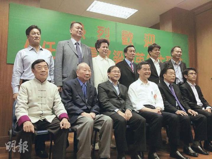 候任特首梁振英(前排右三)到元朗大會堂,和地區人士會面,多名曾出席流浮山飯局的鄉事選委,包括曾樹和(後排左二)、梁福元(後排左三)、鄧賀年(後排右三)、文志雙(後排右二)等均有出席。(陳洛明攝) 候任特首梁振英(前排右三)到元朗大會堂,和地區人士會面,多名曾出席流浮山飯局的鄉事選委,包括曾樹和(後排左二)、梁福元(後排左三)、鄧賀年(後排右三)、文志雙(後排右二)等均有出席。(陳洛明攝)