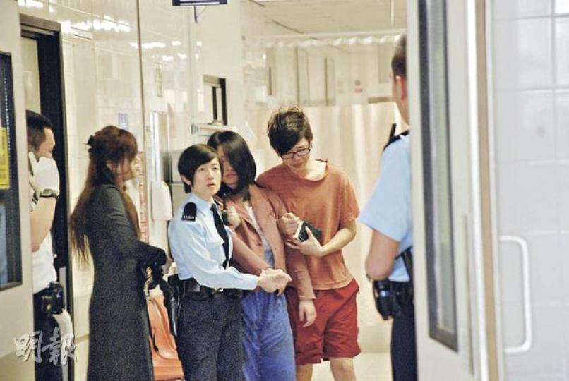 嬰兒母親聞兒子噩耗後哭成淚人,男嬰父親在旁攙扶,二人被帶署協助調查。(雲錦鋒攝) 嬰兒母親聞兒子噩耗後哭成淚人,男嬰父親在旁攙扶,二人被帶署協助調查。(雲錦鋒攝)