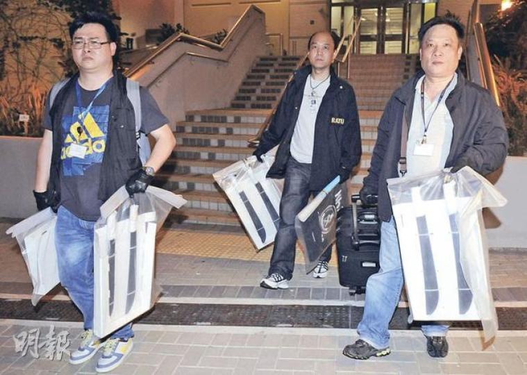 西九龍總區反黑組探員昨日進行大規模反黑行動,在黃大仙上邨詠善樓檢獲8把開山刀。(蔡方山攝) 西九龍總區反黑組探員昨日進行大規模反黑行動,在黃大仙上邨詠善樓檢獲8把開山刀。(蔡方山攝)