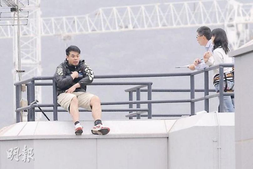 趙姓警員在西貢警署水箱頂企跳,兩名談判專家身繫安全帶展開游說,兩個多小時候後趙終返回安全位置。(蔡方山攝) 西貢警署昨日發生警員危坐天台鐵欄企圖自殺事件,消防員一度展開救生氣墊戒備。(蔡方山攝) 趙姓警員在西貢警署水箱頂企跳,兩名談判專家身繫安全帶展開游說,兩個多小時候後趙終返回安全位置。(蔡方山攝) 西貢警署昨日發生警員危坐天台鐵欄企圖自殺事件,消防員一度展開救生氣墊戒備。(蔡方山攝)