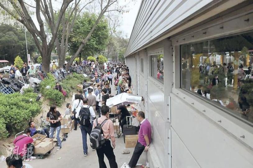 內地海關將放寬部分海味進口徵稅安排,海味業指措施會刺激內地人來港買貨,料生意會升兩成。圖為水貨客集散地的上水火車站。(林錫禮攝) 本報記者於上水採訪期間,遭遇多名水貨客施襲,圖中男子一度想搶走記者相機。(明報記者攝) 內地海關將放寬部分海味進口徵稅安排,海味業指措施會刺激內地人來港買貨,料生意會升兩成。圖為水貨客集散地的上水火車站。(林錫禮攝) 本報記者於上水採訪期間,遭遇多名水貨客施襲,圖中男子一度想搶走記者相機。(明報記者攝)