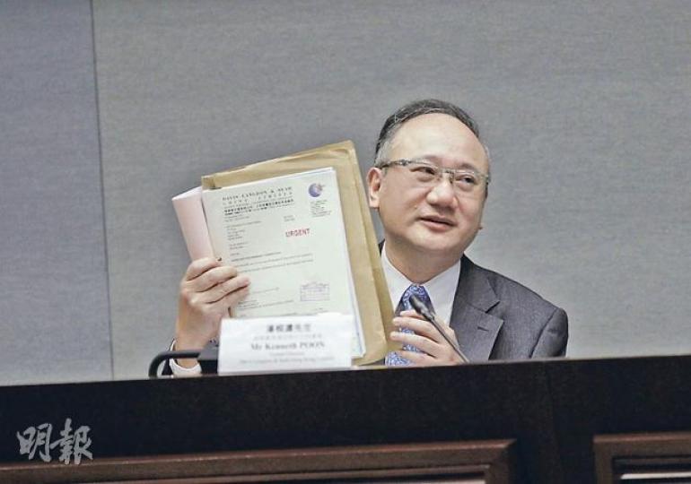 威寧謝前董事潘根濃昨日即場向委員會呈上一封於2001年9月11日致梁黃顧建築師事務所、同時發送給戴德梁行趙錦權的信件,力證曾向戴德梁行職員提及梁振英出任西九比賽評審一事。(李紹昌攝) 戴德梁行前執行董事趙錦權(前排左一)、前董事黃儉邦(前排右一)、前經理鄭鴻恩(後排左一)和前秘書伍楚宜(後排右一)昨日出席立法會專責委員會聆訊,趙錦權表示,他直至梁振英查問,才知梁是評審,否則他不會繼續提供估價服務。(李紹昌攝) 威寧謝前董事潘根濃昨日即場向委員會呈上一封於2001年9月11日致梁黃顧建築師事務所、同時發送給戴德梁行趙錦權的信件,力證曾向戴德梁行職員提及梁振英出任西九比賽評審一事。(李紹昌攝) 戴德梁行前執行董事趙錦權(前排左一)、前董事黃儉邦(前排右一)、前經理鄭鴻恩(後排左一)和前秘書伍楚宜(後排右一)昨日出席立法會專責委員會聆訊,趙錦權表示,他直至梁振英查問,才知梁是評審,否則他不會繼續提供估價服務。(李紹昌攝)
