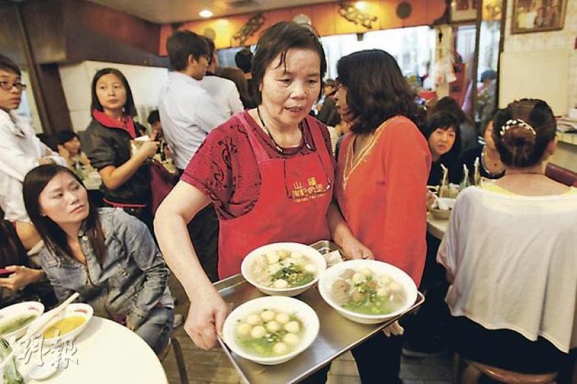 謝記最後一天營業,食客不停湧進店內,員工做不停手,送上一碗碗熱騰騰的魚蛋粉。(李紹昌攝) 位於香港仔舊大街的「山窿謝記魚蛋」昨日最後一天營業,門外人龍延綿至街尾,不少人在門外留影。(李紹昌攝) 謝記掌舵人早預告不會重開,有顧客連膠袋亦不放過,拍下外賣膠袋留念。(李紹昌攝) 謝記最後一天營業,食客不停湧進店內,員工做不停手,送上一碗碗熱騰騰的魚蛋粉。(李紹昌攝) 位於香港仔舊大街的「山窿謝記魚蛋」昨日最後一天營業,門外人龍延綿至街尾,不少人在門外留影。(李紹昌攝) 謝記掌舵人早預告不會重開,有顧客連膠袋亦不放過,拍下外賣膠袋留念。(李紹昌攝)