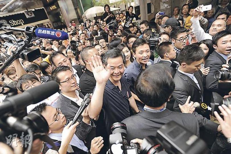 據悉,候任特首梁振英下了指示,讓市民可以近距離接觸他,故G4、警方沒有太攔阻市民,昨日深水埗便有大批市民及記者簇擁着他,場面一度混亂,結果這次落區只有十多分鐘便要結束。(余俊亮攝) 候任特首梁振英(左)昨在深水埗一唐樓天台會見街坊,有女童向他要求增加兒童發展基金的名額,並為基層學生提供參與課外活動的津貼。(余俊亮攝) 據悉,候任特首梁振英下了指示,讓市民可以近距離接觸他,故G4、警方沒有太攔阻市民,昨日深水埗便有大批市民及記者簇擁着他,場面一度混亂,結果這次落區只有十多分鐘便要結束。(余俊亮攝) 候任特首梁振英(左)昨在深水埗一唐樓天台會見街坊,有女童向他要求增加兒童發展基金的名額,並為基層學生提供參與課外活動的津貼。(余俊亮攝)