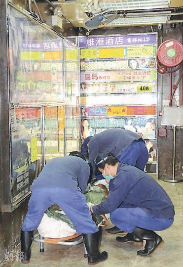 一名失業漢在砵蘭街一劏房召妓「一夕風流」後吊頸自殺亡,警方一度懷疑案件有可疑,後來確認是自殺案。圖為仵工舁走死者遺體。(蔡方山攝) 一名失業漢在砵蘭街一劏房召妓「一夕風流」後吊頸自殺亡,警方一度懷疑案件有可疑,後來確認是自殺案。圖為仵工舁走死者遺體。(蔡方山攝)