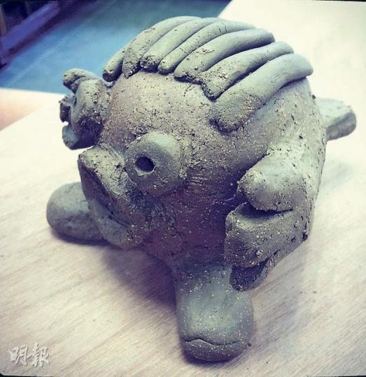 工作室學員朱寶和花了個多小時,完成了名叫「小英」的陶泥公仔,一張人臉、有腳、拖着尾巴,盡顯創意。(袁柏恩攝) 陶藝讓弱能學員發揮小宇宙並學習獨立。左起為其中三名參展學員朱寶和、石嘉雯、黃震邦和他們的作品。 (尹錦恩攝) 工作室學員朱寶和花了個多小時,完成了名叫「小英」的陶泥公仔,一張人臉、有腳、拖着尾巴,盡顯創意。(袁柏恩攝) 陶藝讓弱能學員發揮小宇宙並學習獨立。左起為其中三名參展學員朱寶和、石嘉雯、黃震邦和他們的作品。 (尹錦恩攝)
