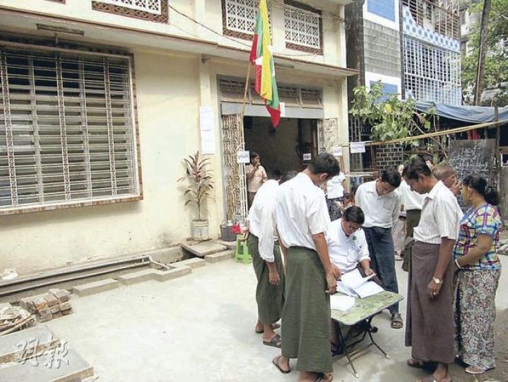 仰光其中一個票站職員為選民核實身分。(謝德健攝) 仰光其中一個票站職員為選民核實身分。(謝德健攝)