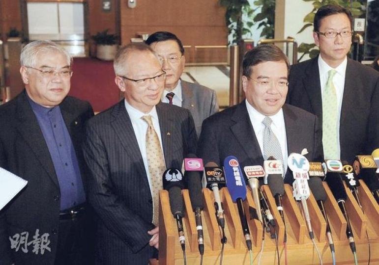 工總主席鍾志平(左二)、總商會主席胡定旭(右二)及廠商會會長施榮懷(右一)均提名支持唐英年,但稱與梁振英已無芥蒂;而在選戰初期已挺梁的中華出入口商會會長莊成鑫(中)及立法會議員黃定光(左一)昨獲邀出席,令中出躋身「第五大商會」。與會的中總副會長袁武及方文雄不在相中。(尹錦恩攝) 工總主席鍾志平(左二)、總商會主席胡定旭(右二)及廠商會會長施榮懷(右一)均提名支持唐英年,但稱與梁振英已無芥蒂;而在選戰初期已挺梁的中華出入口商會會長莊成鑫(中)及立法會議員黃定光(左一)昨獲邀出席,令中出躋身「第五大商會」。與會的中總副會長袁武及方文雄不在相中。(尹錦恩攝)