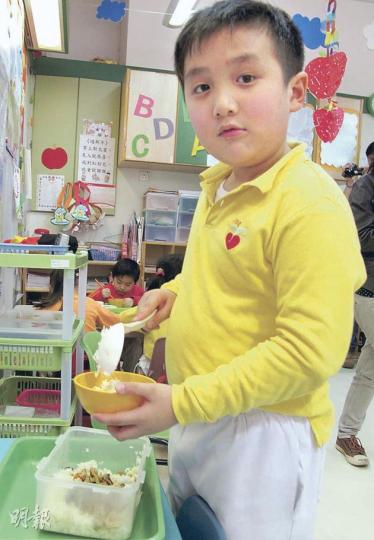 6歲的東東(化名)幼稚園低班時一餐吃4碗飯,在教師的循循善誘減至現時每餐只需添一碗飯。(余卓善攝) 欣苗幼稚園的教師將蝴蝶的一生故事設計成體育課,先讓學童們揮動雙臂學蝴蝶飛,再讓他們趴在軟墊上學蝴蝶幼蟲爬行,孩子們都能迅速爬過重重障礙。(余卓善攝) (明報製圖) 6歲的東東(化名)幼稚園低班時一餐吃4碗飯,在教師的循循善誘減至現時每餐只需添一碗飯。(余卓善攝) 欣苗幼稚園的教師將蝴蝶的一生故事設計成體育課,先讓學童們揮動雙臂學蝴蝶飛,再讓他們趴在軟墊上學蝴蝶幼蟲爬行,孩子們都能迅速爬過重重障礙。(余卓善攝) (明報製圖)