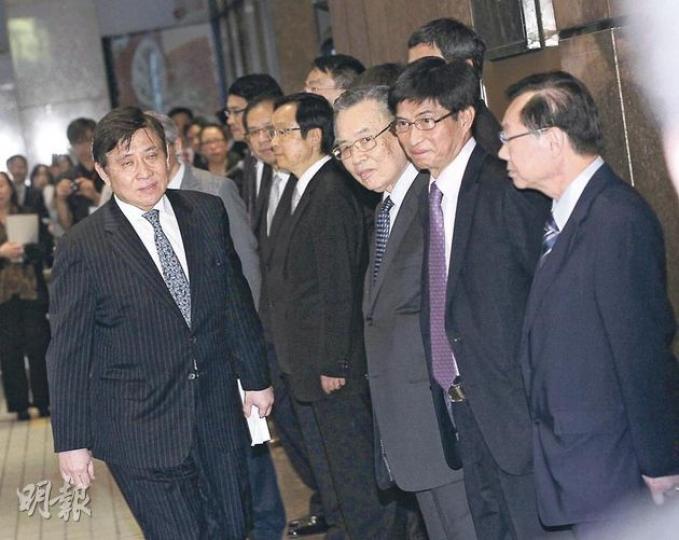 同樣被廉署拘捕的新地執董陳鉅源(右二)昨亦有現身記者會,與其他9名新地高層,齊為郭氏兄弟「撐場」。記者會後,新地聯席主席郭炳聯(左一)離開時,與陳鉅源擦身而過。(李澤彤攝) 同樣被廉署拘捕的新地執董陳鉅源(右二)昨亦有現身記者會,與其他9名新地高層,齊為郭氏兄弟「撐場」。記者會後,新地聯席主席郭炳聯(左一)離開時,與陳鉅源擦身而過。(李澤彤攝)