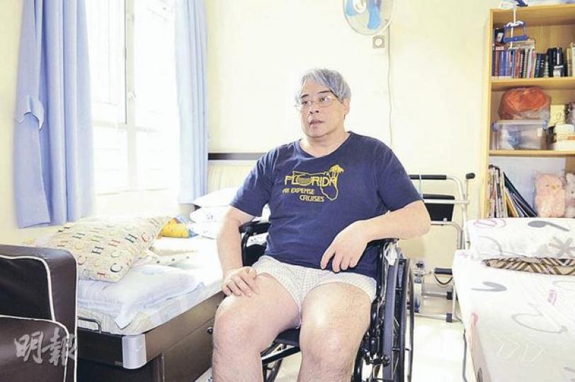 便利店職員蔡健華(圖)說,意外後李銘澤未有前來探望或慰問,現在他雙耳失聰、雙眼只得左眼有模糊視力,加上不良於行,起居要依賴他人。(衛永康攝) 便利店職員蔡健華(圖)說,意外後李銘澤未有前來探望或慰問,現在他雙耳失聰、雙眼只得左眼有模糊視力,加上不良於行,起居要依賴他人。(衛永康攝)