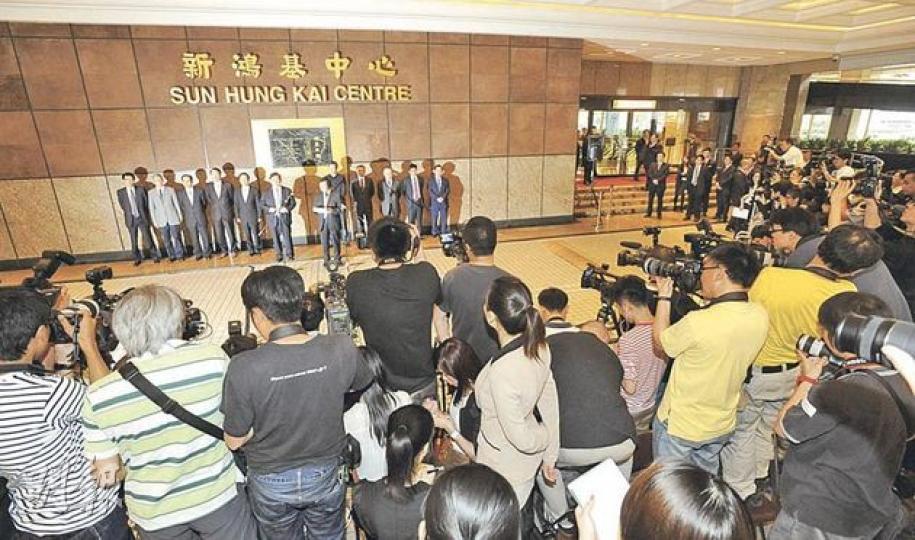 新地郭氏兄弟被廉署拘捕後昨首度召開記者會,吸引逾200名記者採訪,場面墟冚,新地保安人員更用鐵馬圍成保安區隔開傳媒。(尹錦恩攝) 新地郭氏兄弟被廉署拘捕後昨首度召開記者會,吸引逾200名記者採訪,場面墟冚,新地保安人員更用鐵馬圍成保安區隔開傳媒。(尹錦恩攝)