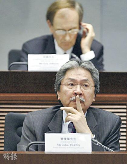 財政司長曾俊華昨以前規劃地政局長身分,出席西九比賽漏報事件研訊。曾俊華昨被問及會否留任時,他以「仲考慮緊」回應。(林振東攝) 財政司長曾俊華昨以前規劃地政局長身分,出席西九比賽漏報事件研訊。曾俊華昨被問及會否留任時,他以「仲考慮緊」回應。(林振東攝)