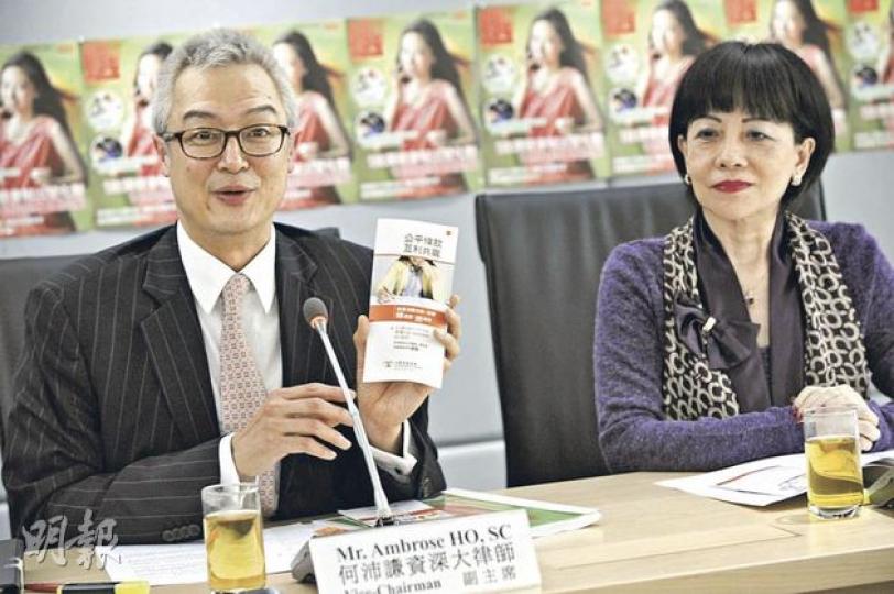 消委會副主席何沛謙(左)促業界刪除不公平的合約條款,長遠盼政府可立法規管。圖右為消委會總幹事劉燕卿。(何家達攝)(明報製圖) 消委會副主席何沛謙(左)促業界刪除不公平的合約條款,長遠盼政府可立法規管。圖右為消委會總幹事劉燕卿。(何家達攝)(明報製圖)