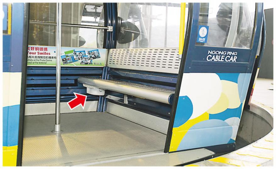纜車公司會在每個安裝於車廂座位下的應急包(箭嘴示),加入保暖氈及保暖包,以防乘客遇事時再捱冷。(郭慶輝攝)(明報製圖) 纜車公司會在每個安裝於車廂座位下的應急包(箭嘴示),加入保暖氈及保暖包,以防乘客遇事時再捱冷。(郭慶輝攝)(明報製圖)