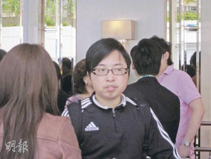 奧柏•御峯睇樓客陳先生﹕擔心梁振英上任特首後,香港樓價將會下跌,所以目前還是處於觀望狀態,未決定會否入市。(林可為攝) 奧柏•御峯睇樓客陳先生﹕擔心梁振英上任特首後,香港樓價將會下跌,所以目前還是處於觀望狀態,未決定會否入市。(林可為攝)