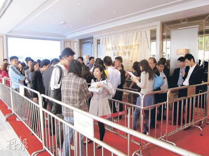 昨天雖是清明節,但位於奧海城商場的奧柏•御峯售樓處則不乏睇樓客。(林可為攝) 昨天雖是清明節,但位於奧海城商場的奧柏•御峯售樓處則不乏睇樓客。(林可為攝)