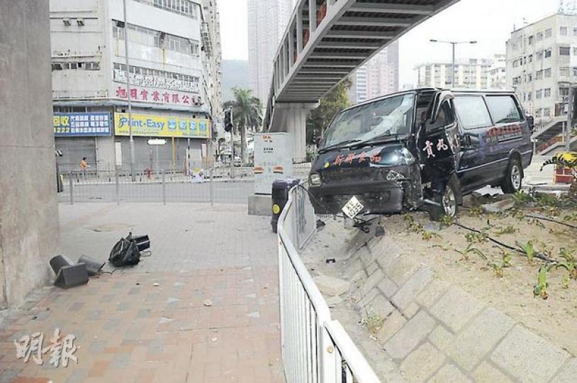 肇事「貢丸大王」客貨車撞毁一支交通燈後,剷上約兩呎高花槽內始告停下。(蔡方山攝) 肇事「貢丸大王」客貨車撞毁一支交通燈後,剷上約兩呎高花槽內始告停下。(蔡方山攝)