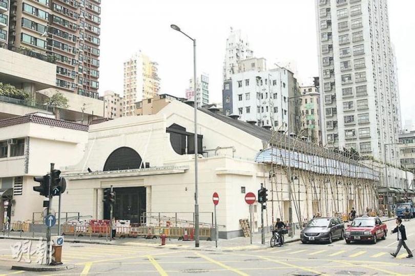 油麻地戲院的復修工作近日已大致完成,棚架陸續拆卸,戲院外殼主要牆壁、中式斜屋頂均保留下來,牆壁重新上漆,並加上特別設計的燈飾,本月18日將重新開放。(鄧宗弘攝) 1895年落成的紅磚屋,是水務署現存最古老的抽水站建築物,為一級歷史建築,現已改成兩個活動室可供租借。(鄧宗弘攝) 油麻地戲院的復修工作近日已大致完成,棚架陸續拆卸,戲院外殼主要牆壁、中式斜屋頂均保留下來,牆壁重新上漆,並加上特別設計的燈飾,本月18日將重新開放。(鄧宗弘攝) 1895年落成的紅磚屋,是水務署現存最古老的抽水站建築物,為一級歷史建築,現已改成兩個活動室可供租借。(鄧宗弘攝)