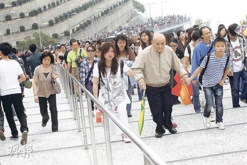 孝子賢孫扶老攜幼,昨日取道將軍澳墳場新路上山掃墓。有市民表示新路平坦寬闊,但尾段約40級樓梯令部分巿民尤其推嬰兒車者感到不便,希望日後將梯級鋪平或加設斜道。(李紹昌攝) 建造費達3億元的將軍澳墳場新路自2月開放以來,昨日大派用場,不少市民都指行新路較舒適和快捷。(李紹昌攝) 一行近20人清明掃墓的潘家表示,今年花近8000元購買祭品,年年通脹下預計明年祭品花費可能過萬,但認為一年一次的祭祀亦「不能慳」,以表孝心。(李紹昌攝) 孝子賢孫扶老攜幼,昨日取道將軍澳墳場新路上山掃墓。有市民表示新路平坦寬闊,但尾段約40級樓梯令部分巿民尤其推嬰兒車者感到不便,希望日後將梯級鋪平或加設斜道。(李紹昌攝) 建造費達3億元的將軍澳墳場新路自2月開放以來,昨日大派用場,不少市民都指行新路較舒適和快捷。(李紹昌攝) 一行近20人清明掃墓的潘家表示,今年花近8000元購買祭品,年年通脹下預計明年祭品花費可能過萬,但認為一年一次的祭祀亦「不能慳」,以表孝心。(李紹昌攝)