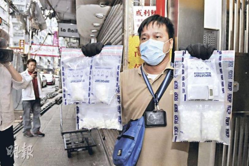 警方於旺角搜獲逾200克懷疑可卡因,拘捕3名涉嫌販毒男女。(蔡方山攝) 警方於旺角搜獲逾200克懷疑可卡因,拘捕3名涉嫌販毒男女。(蔡方山攝)