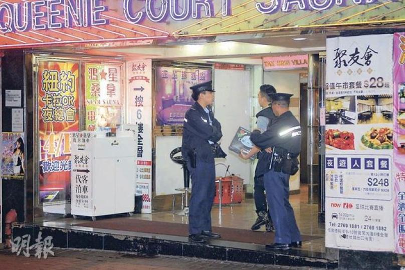 十多名警方重案組及軍裝警員,昨晚到油麻地德興街寶來大廈調查。據悉死者王榮生前曾於大廈內的紐約卡拉OK夜總會工作。(伍浦鋒攝)探員昨日帶同兩個大旅行篋,到德興街的寶來大廈調查,帶走一批證物。(伍浦鋒攝) 十多名警方重案組及軍裝警員,昨晚到油麻地德興街寶來大廈調查。據悉死者王榮生前曾於大廈內的紐約卡拉OK夜總會工作。(伍浦鋒攝)探員昨日帶同兩個大旅行篋,到德興街的寶來大廈調查,帶走一批證物。(伍浦鋒攝)