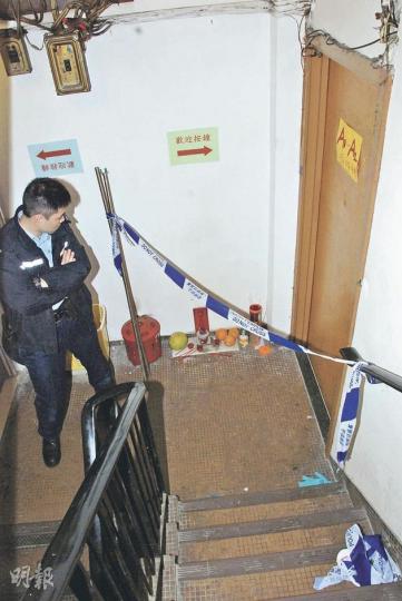 遇襲鳳姐單位門外裝有閉路電視,昨午仍有警員看守,重案組探員返回現場蒐證。(雲錦鋒攝) 遇襲鳳姐單位門外裝有閉路電視,昨午仍有警員看守,重案組探員返回現場蒐證。(雲錦鋒攝)