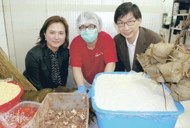 21歲的阿奶(中)加入社企明朗後學習包糉,能於30秒內包好一隻,近期開始接觸展覽業務及學做曲奇。圖左為明朗總經理李淑慧,右為社聯業務總監蔡海偉。(袁柏恩攝) 21歲的阿奶(中)加入社企明朗後學習包糉,能於30秒內包好一隻,近期開始接觸展覽業務及學做曲奇。圖左為明朗總經理李淑慧,右為社聯業務總監蔡海偉。(袁柏恩攝)