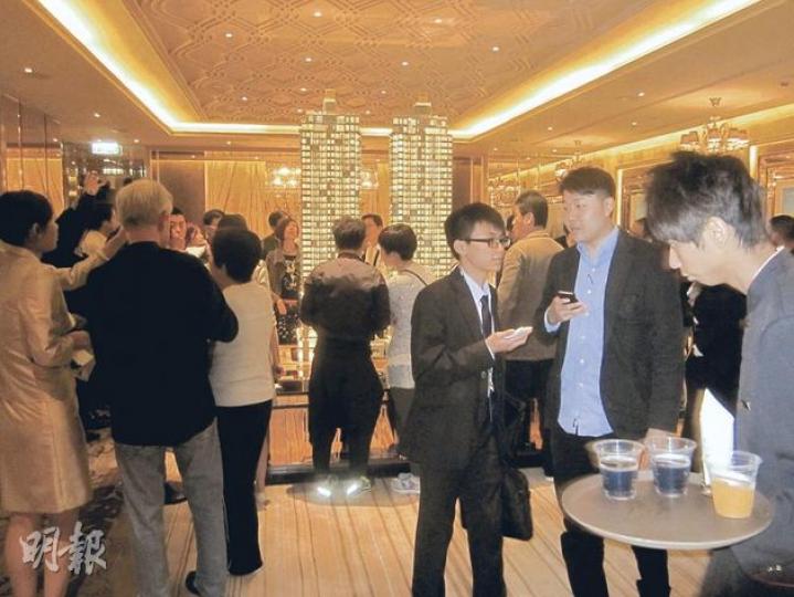 大角嘴新盤「奧柏•御峯」仍未公布售價,發展商信和昨天只是繼續開放示範單位予公眾參觀,估計過去3日累積錄得約1.2萬人睇樓。(林可為攝) 大角嘴新盤「奧柏•御峯」仍未公布售價,發展商信和昨天只是繼續開放示範單位予公眾參觀,估計過去3日累積錄得約1.2萬人睇樓。(林可為攝)