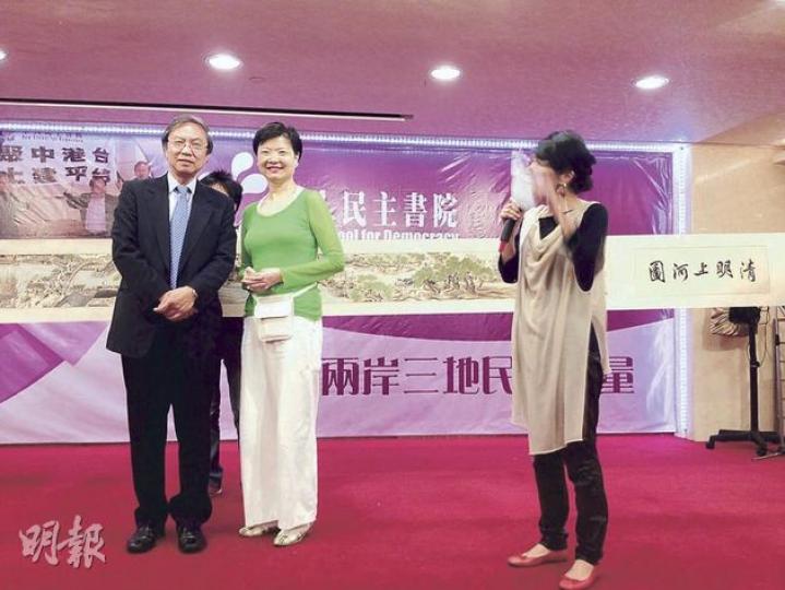 公民黨立法會議員余若薇(中)昨日以3.6萬元投得一幅《清明上河圖》仿製品。據指,該作品本來是梁振英去年送給保釣行動委員會,輾轉成為昨晚書院的拍賣品,經梁振英同意下拍賣。圖左為華人民主書院董事兼校長鄭宇碩,右為毛孟靜。(陳洛明攝) 由畫家方蘇繪畫的《空凳》,是為紀念劉曉波獲得諾貝爾和平獎而創作的作品,由關懷香港召集人郭家麒(中)以13,999元投得。左為社民連前主席兼董事會成員陶君行,右為毛孟靜。(陳洛明攝) 公民黨立法會議員余若薇(中)昨日以3.6萬元投得一幅《清明上河圖》仿製品。據指,該作品本來是梁振英去年送給保釣行動委員會,輾轉成為昨晚書院的拍賣品,經梁振英同意下拍賣。圖左為華人民主書院董事兼校長鄭宇碩,右為毛孟靜。(陳洛明攝) 由畫家方蘇繪畫的《空凳》,是為紀念劉曉波獲得諾貝爾和平獎而創作的作品,由關懷香港召集人郭家麒(中)以13,999元投得。左為社民連前主席兼董事會成員陶君行,右為毛孟靜。(陳洛明攝)